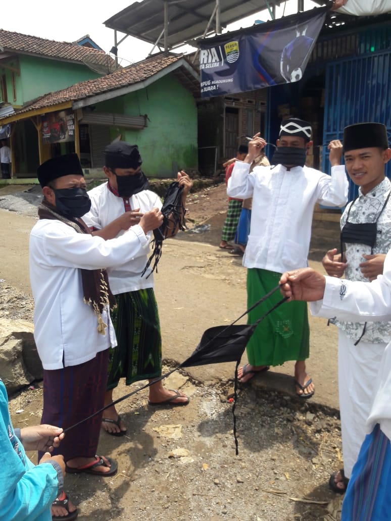 DAERAHCegah Covid-19, Kades Mekarlaksana Bagikan Masker Gratis ke Jamaah Sholat Jum'at